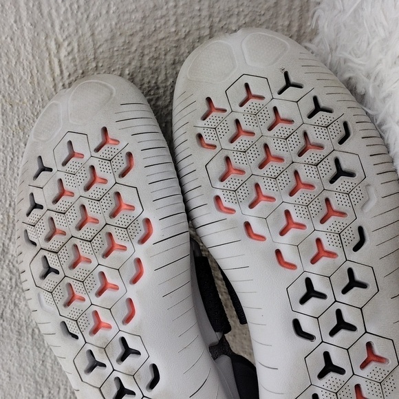 Nike Free RN Motion Flyknit 2018 Grey Crimson Pulse Fabric Upper Pull On Sneaker - Picture 8 of 16